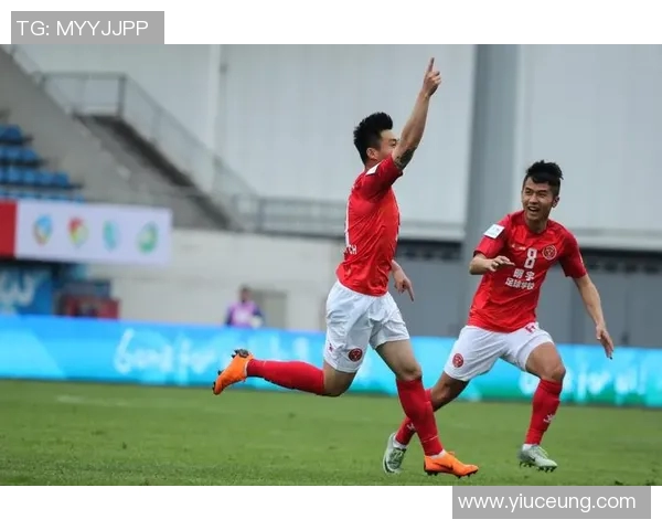 黄色卷毛的足球明星如何在赛场上展现个人魅力与团队精神的完美结合